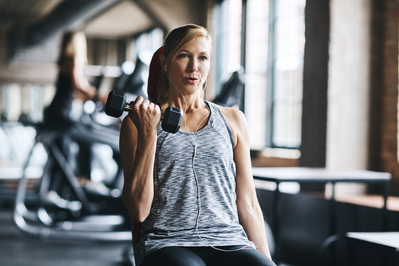 woman lifts weights